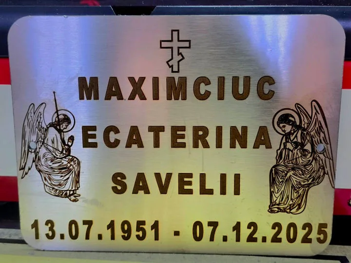 Plăcuță funerară cu cruce și îngeri gravați